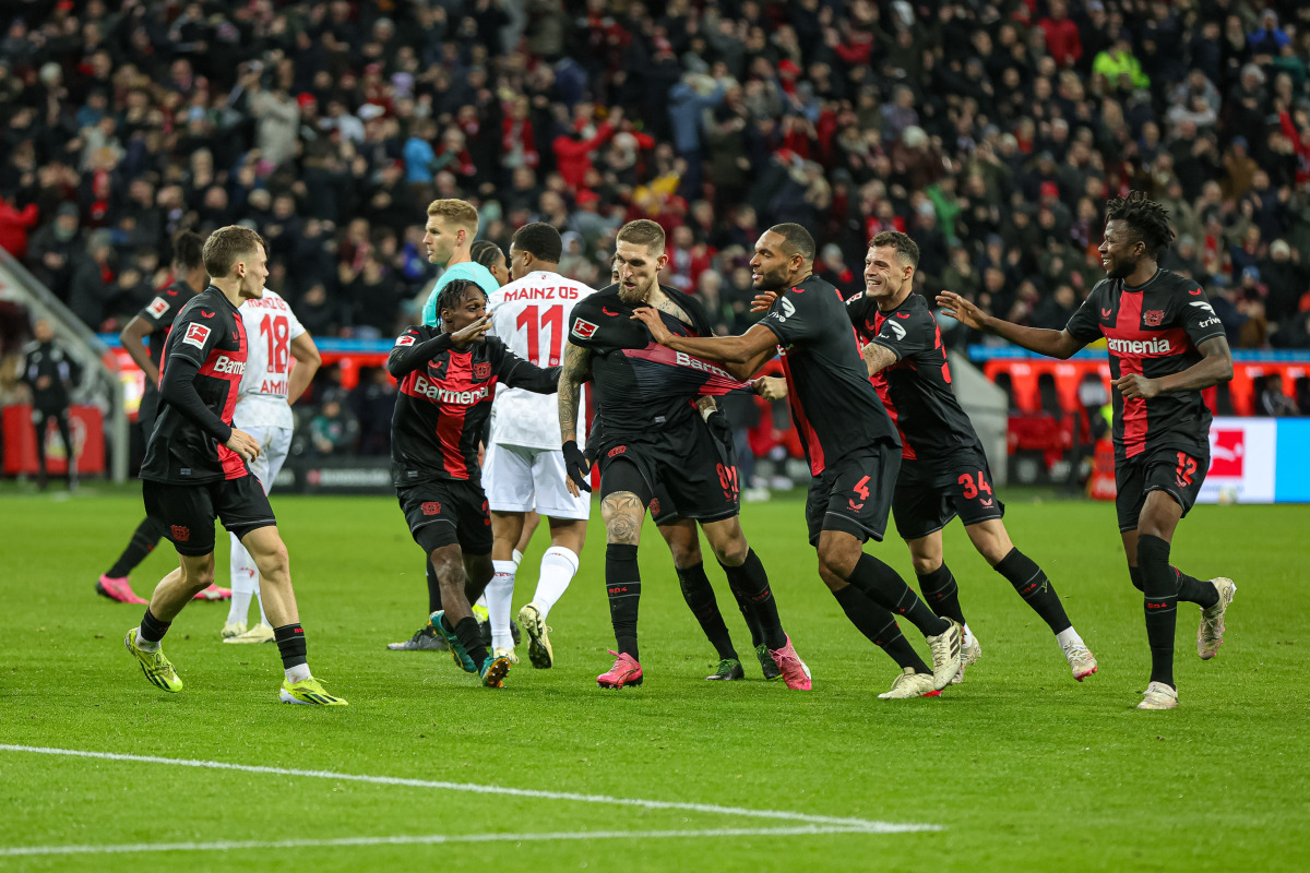 包含葆有无穷魅力，足球比赛场景异常激烈的词条